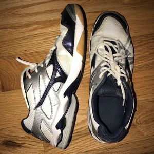 Mizuno volleyball shoes size 11